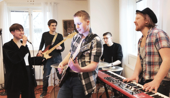 En popensemble med sång, elbas, elgitarr, trummor och keyboard spelar popmusik tillsammans