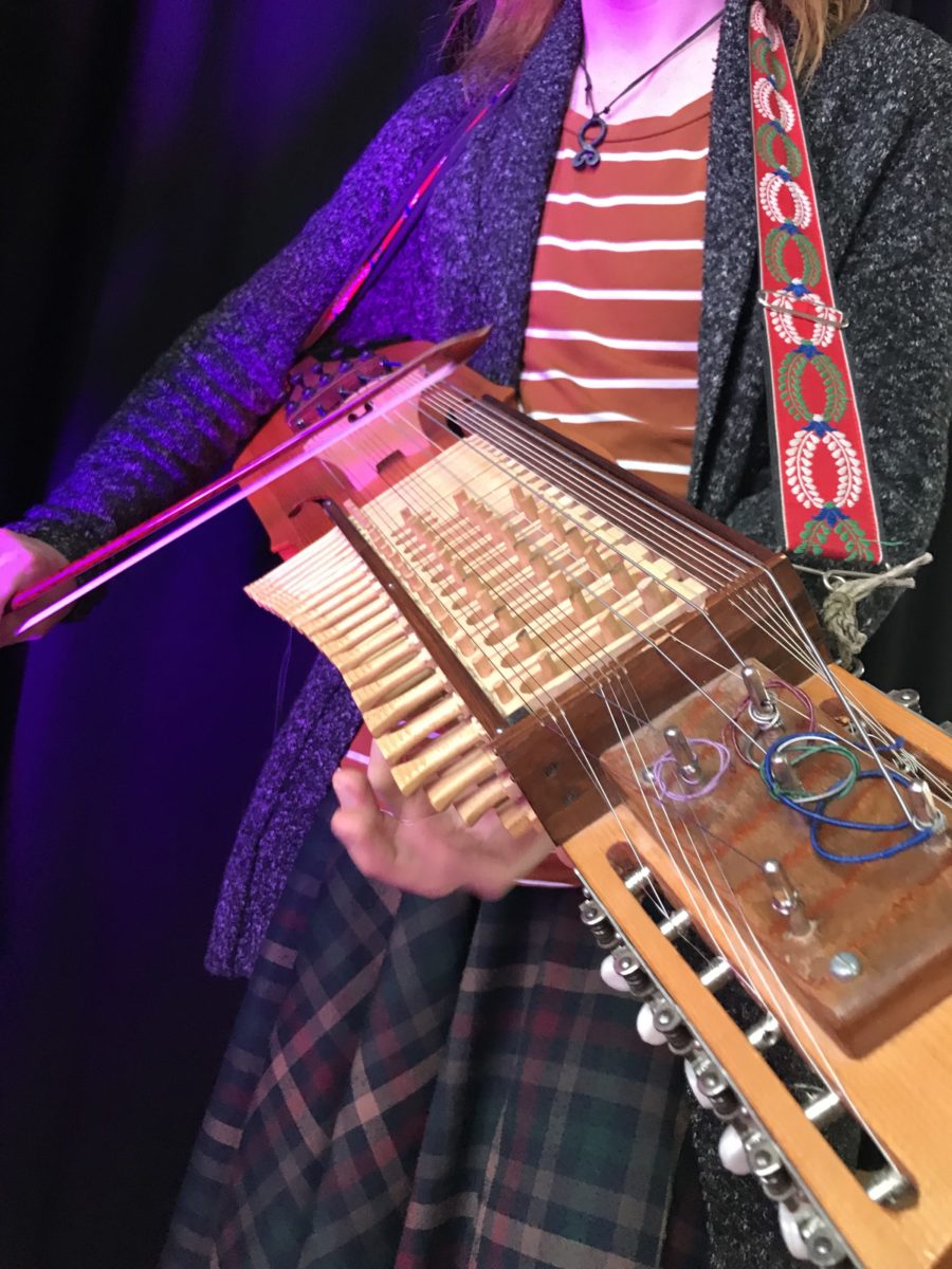 Händer som spela nyckelharpa